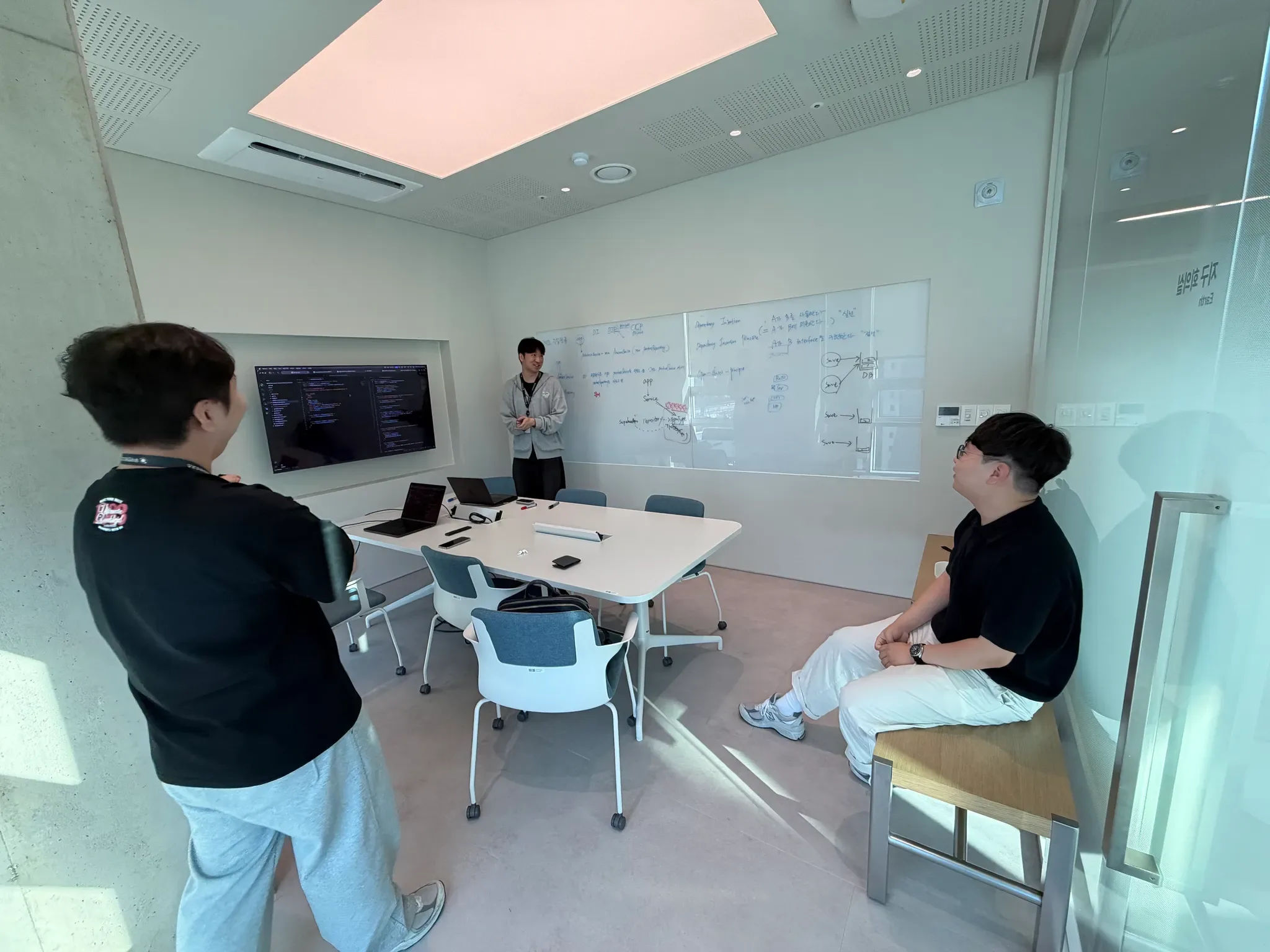 주말에 캠퍼스에 모여 화이트보드에 의존성 주입 수업 코드를 도식화하며 이야기 나누는 크루들의 모습
