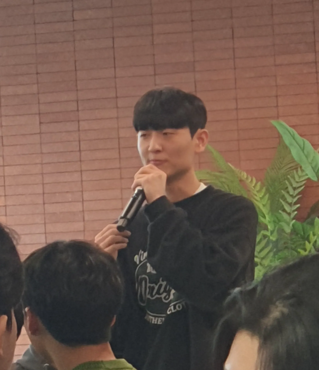 전체 크루 앞 발표 모습